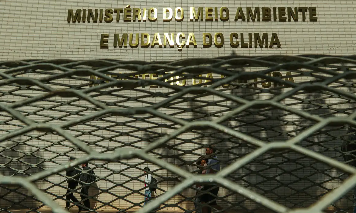Brasília (DF) 24/06/2024 – Fachada do prédio do meio ambiente, nesta segunda feira os servidores públicos federais do meio ambiente começam a paralisação nacional.
Foto: Joédson Alves/Agência Brasil