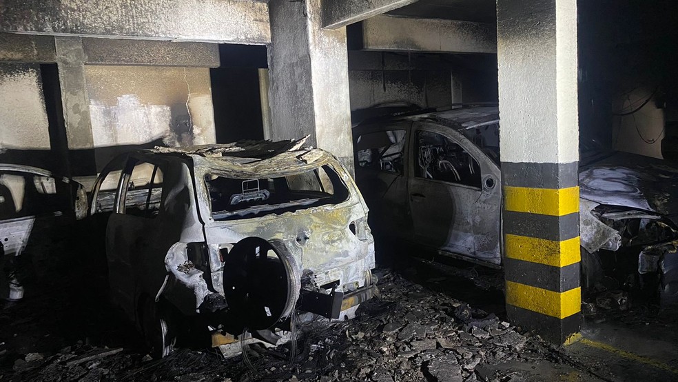 Carros ficaram destruídos após pegarem fogo em estacionamento em hotel em Ponta Negra — Foto: Francielly Medeiros/Inter TV Cabugi