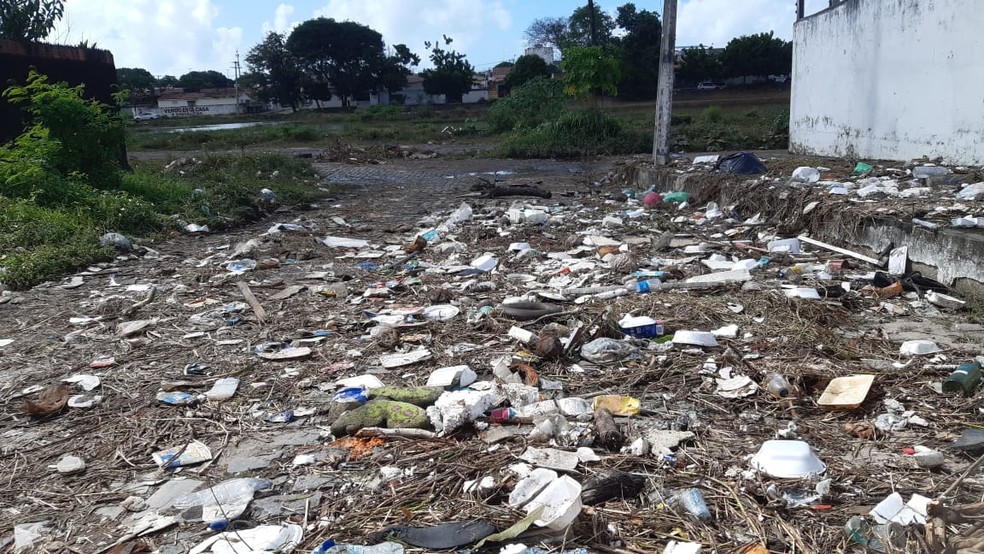 Ruas do bairro Panatis ficaram tomadas de lixo após lagoa de captação transbordar em Natal — Foto: Sérgio Henrique Santos/Inter TV Cabugi