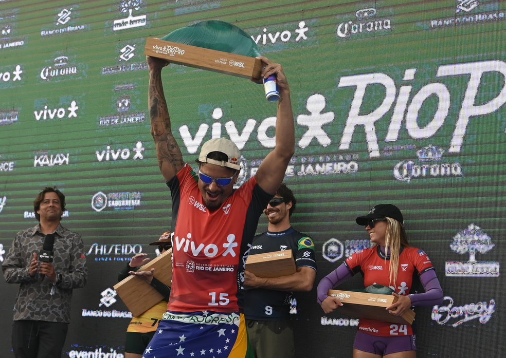 Italo Ferreira com troféu em Saquarema — Foto: André Durão