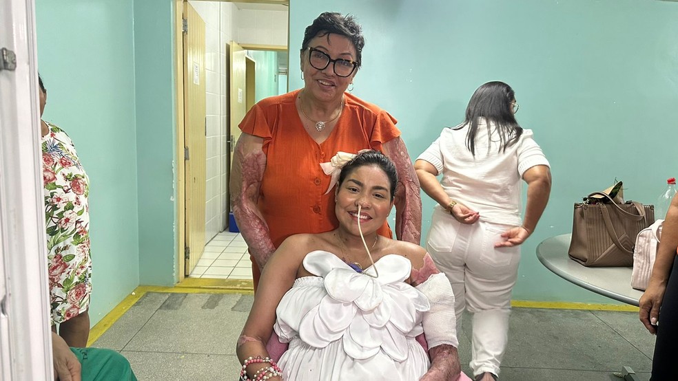 Paloma recebeu alta nesta sexta-feira (12) e esteve acompanhada da mãe, que também estava no carro que explodiu há um ano — Foto: Kléber Teixeira/Inter TV Cabugi