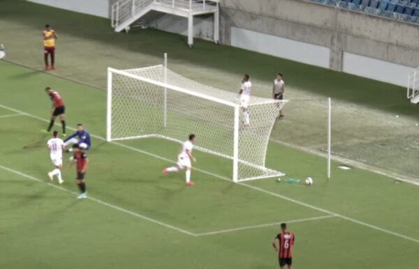 Gustavo Henrique se virou para a torcida do América-RN e fez gesto que gerou mal-entendido — Foto: Reprodução/TV FNF