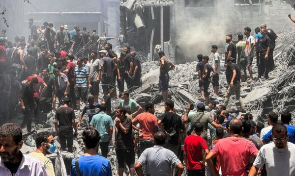 Gaza. 22/06/2024 Palestinos procuram vítimas no local de ataques israelenses a casas no campo de refugiados de Al Shati, na Cidade de Gaza. REUTERS/Ayman Al Hassi