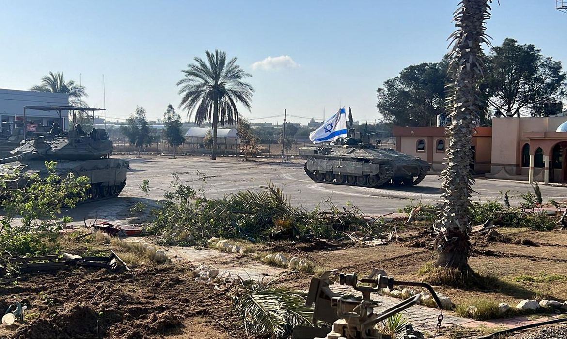 Veículos militares de Israel operam do lado de Gaza na fronteira de Rafah
7/5/2024   Divulgação via REUTERS
