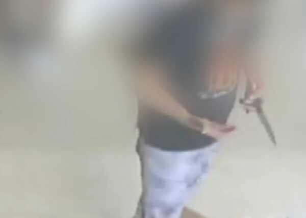 Faca estava na mão do suspeito de participar da morte de enfermeira preso nesta sexta (19) — Foto: Divulgação/PCRN