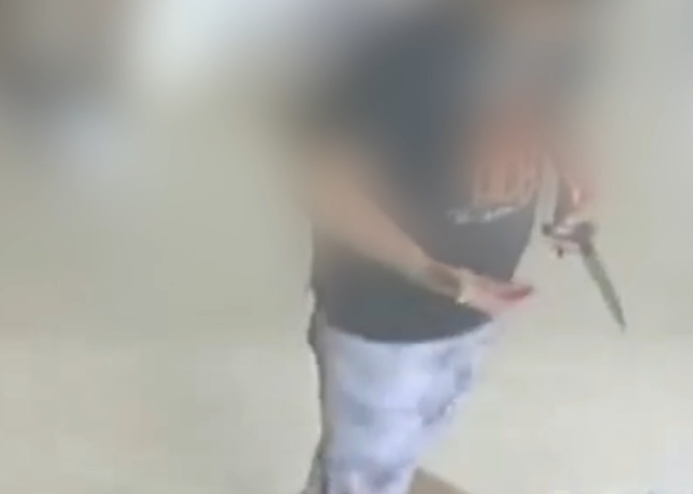 Faca estava na mão do suspeito de participar da morte de enfermeira preso nesta sexta (19) — Foto: Divulgação/PCRN