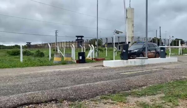 Viatura da Polícia Penal deixa penitenciária federal de Mossoró — Foto: Pedro Hugo/Inter TV Costa Branca/ARQUIVO