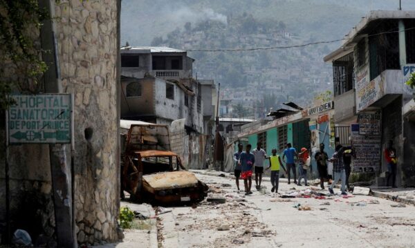 Pessoas caminham em rua de Porto Príncipe
19/3/2024 REUTERS/Ralph Tedy Erol
