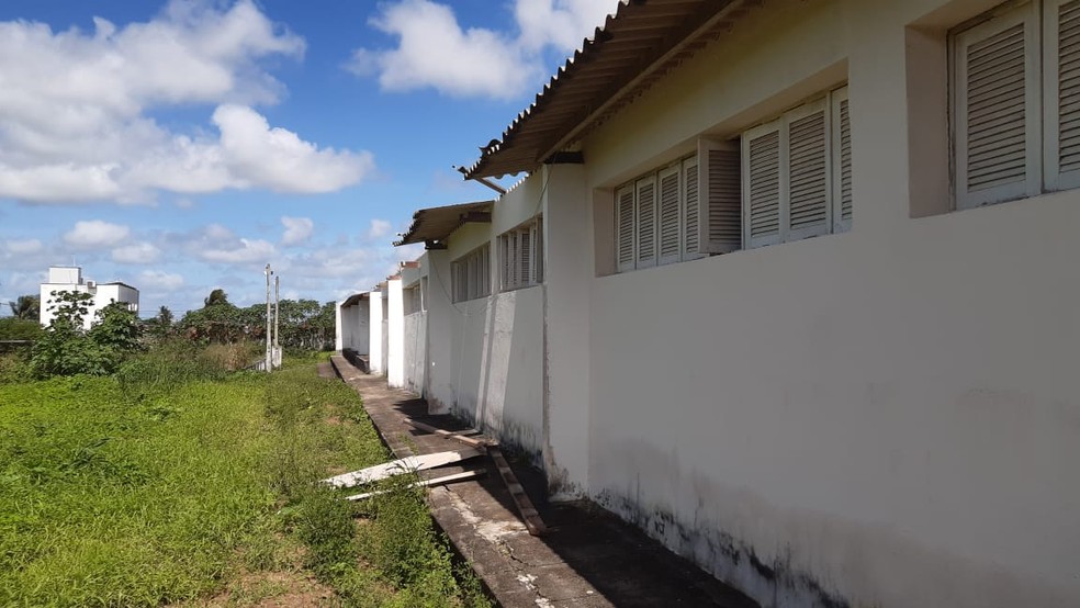 Imagens da lateral da escola mostram parte do telhado que foi arrastado após a ventania — Foto: Sérgio Henrique Santos/Inter TV Cabugi