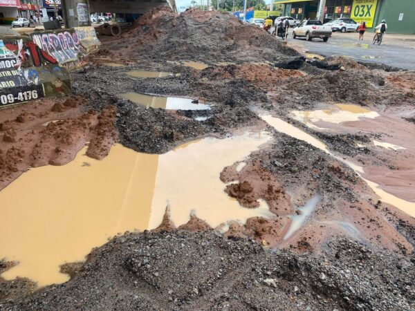 Obra vem causando transtorno na marginal do viaduto do Gancho de Igapó, na Zona Norte de Natal — Foto: Pedro Trindade/Inter TV Cabugi
