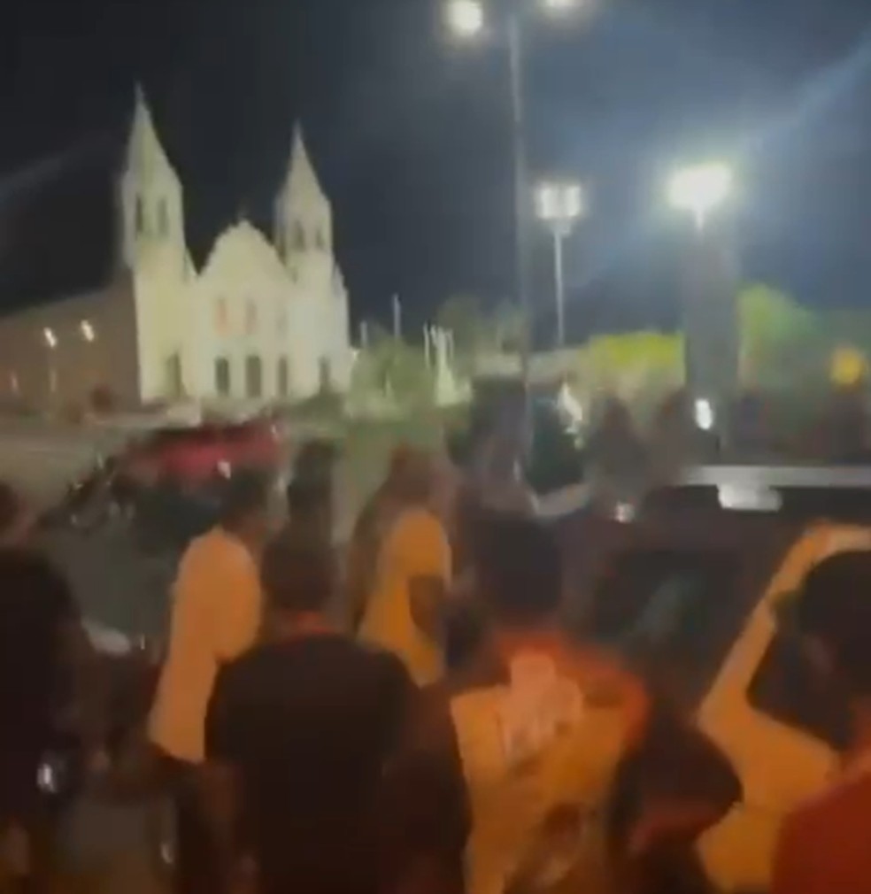 Crime aconteceu em uma praça em Santana do Matos, no interior do Rio Grande do Norte — Foto: Redes sociais