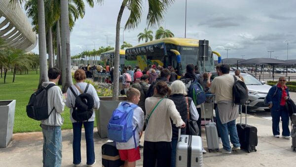 Passageiros vão em ônibus para Recife para pegarem voo para o Uruguai — Foto: Vinícius Marinho/Inter TV Cabugi