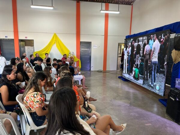 Bordadeiras de Timbaúba e familiares acompanharam evento reunidos no centro de convivência da cidade — Foto: Cardoso Silva/Inter TV Cabugi