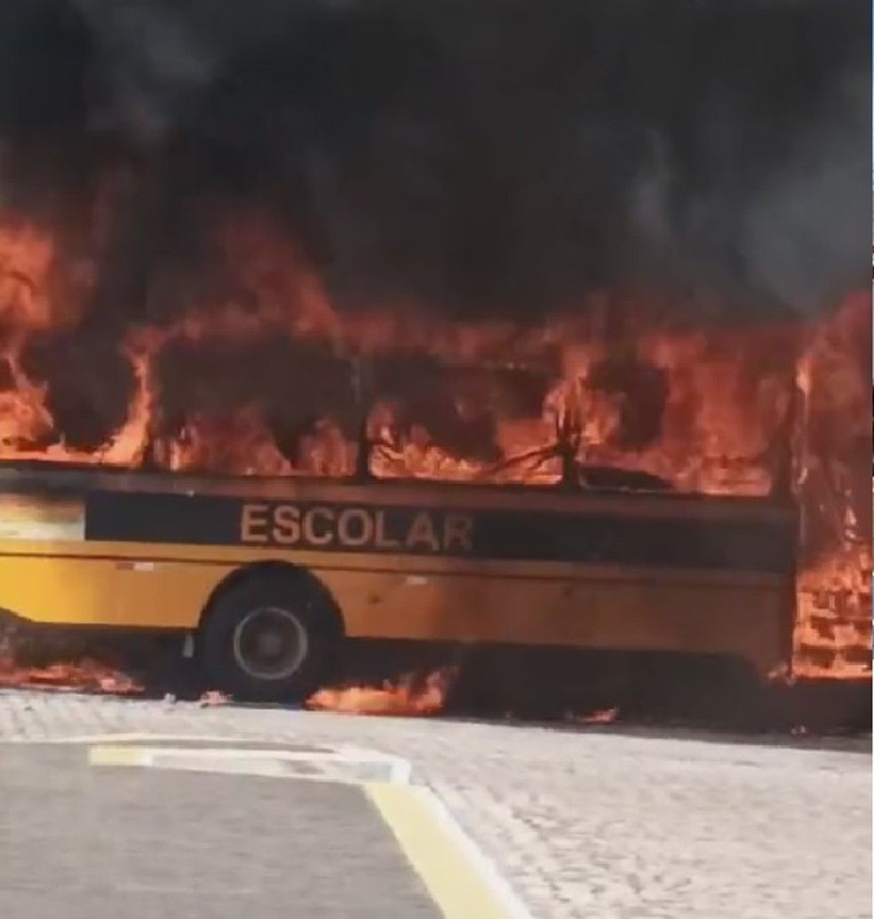 Ônibus pega fogo em Pau dos Ferros, no Alto Oeste potiguar — Foto: Reprodução
