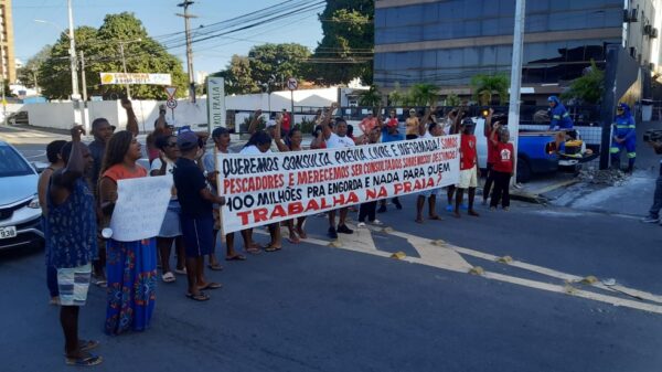 Pescadores e familiares de comunidades tradicionais protestaram nesta quarta-feira (24) — Foto: Sérgio Henrique Santos/Inter TV Cabugi