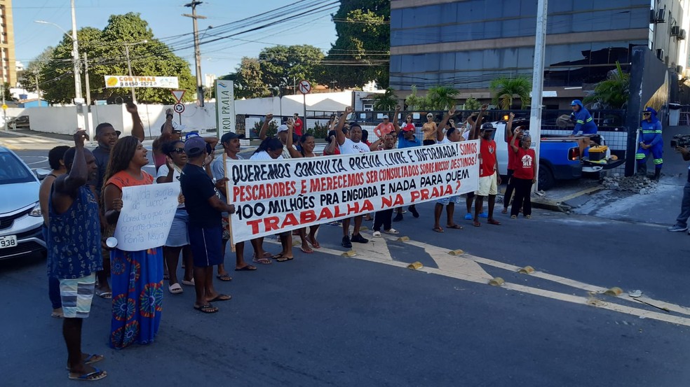 Pescadores e familiares de comunidades tradicionais protestaram nesta quarta-feira (24) — Foto: Sérgio Henrique Santos/Inter TV Cabugi