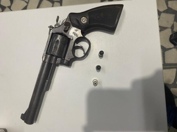 Um revólver calibre 38 foi apreendido com o suspeito. — Foto: Divulgação/Polícia Civil
