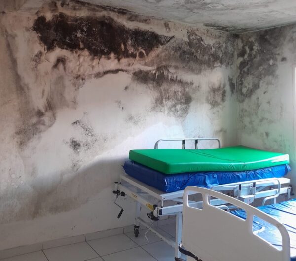 Funcionários denunciaram a presença de mofo em salas do local. Situação se agravou após chuvas recentes. — Foto: Cedida