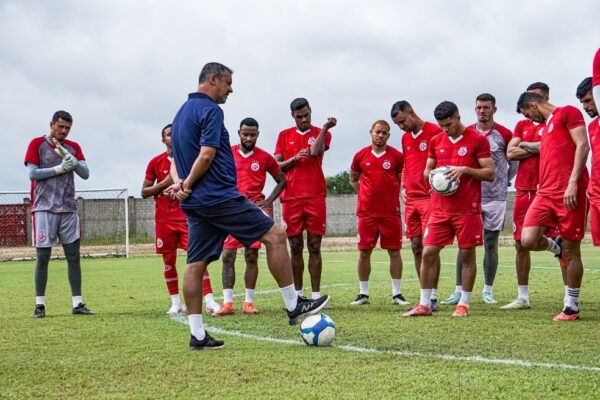 Marquinhos Santos conversa com jogadores antes do último treino do América-RN — Foto: Edmario Oliveira/América FC