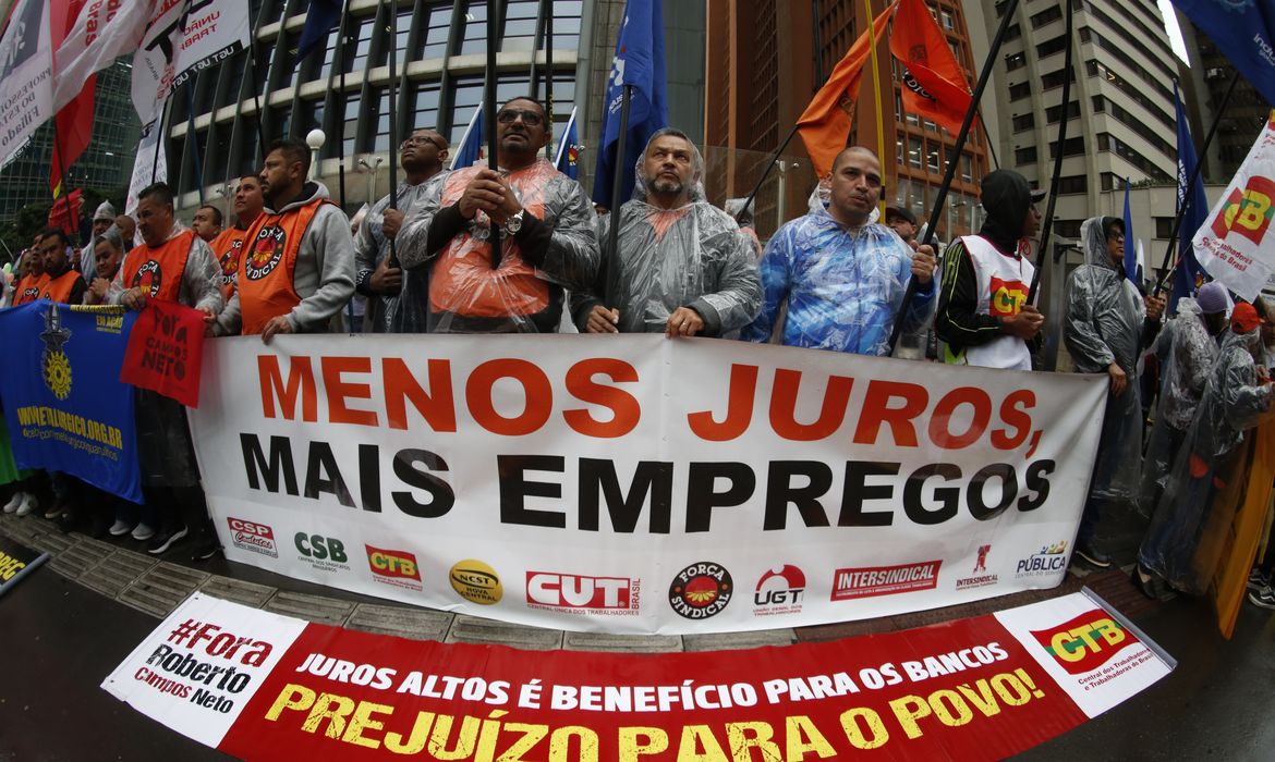 São Paulo SP 30/07/2024  Centrais sindicais fazem manifestação nacional contra os juros altos em frente ao Banco Central na avenida Paulista, em São Paulo,Foto: Paulo Pinto/Agência Brasil