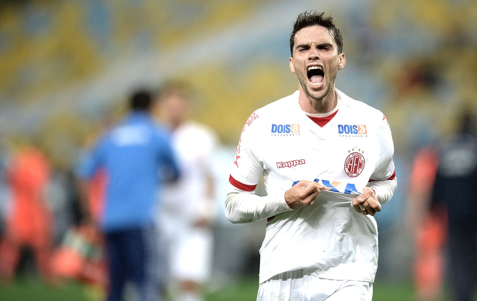 Rodrigo Pimpão fez o gol que deu a histórica classificação ao América-RN contra o Fluminense na Copa do Brasil de 2014 — Foto: Jorge Rodrigues / Agência Estado