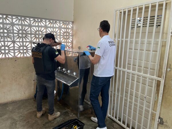 Itep realizou perícia em bebedouro e garrafas nesta sexta-feira (9) — Foto: Cedida