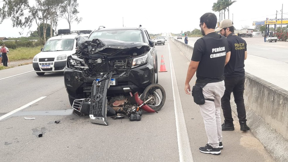 Motocicleta ficou presa em caminhonete e foi arrastada por quase 200 metros — Foto: Sérgio Henrique Santos/Inter TV Cabugi