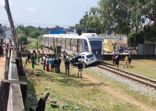 Trem atingiu carro na linha do trem em Cidade Nova, em Natal — Foto: Redes sociais