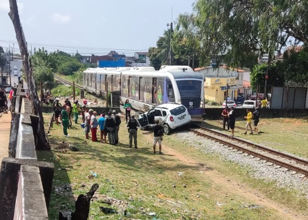 Trem atingiu carro na linha do trem em Cidade Nova, em Natal — Foto: Redes sociais