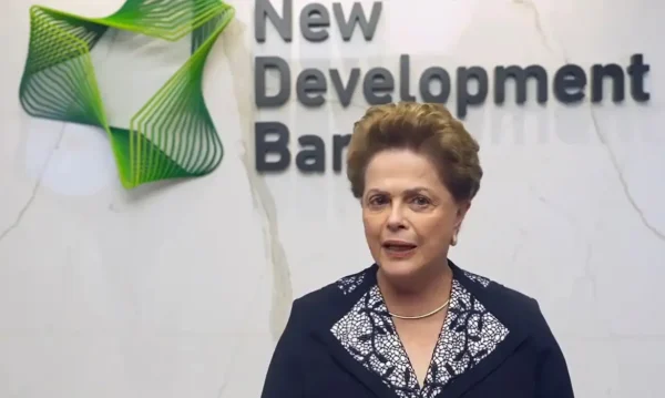 Quero anunciar a liberação de US$  1,115 bilhão - o equivalente a R$ 5,750 bilhões - dos recursos do
@NDB_int para o estado do Rio Grande do Sul enfrentar a calamidade. Já conversei com o presidente
Lula e o governador EduardoLeite. Foto: Frame/Dilma Rousseff/X
.