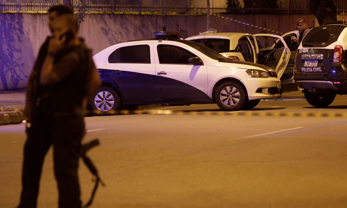A police investigator inspects the car where Rio de Janeiro city councilor Marielle Franco was shot dead in Rio de Janeiro, Brazil March 15, 2018.  REUTERS/Ricardo Moraes