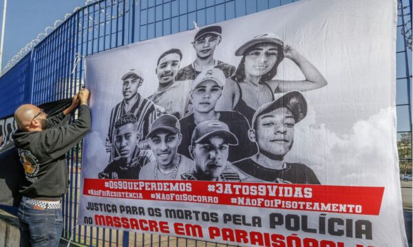 São Paulo (SP) 25/07/2023 - Familiares das vítimas do caso Paraisópolis fazem ato que marca a primeira audiência do caso no Fórum Criminal da Barra Funda.
Foto: Paulo Pinto/Agência Brasil