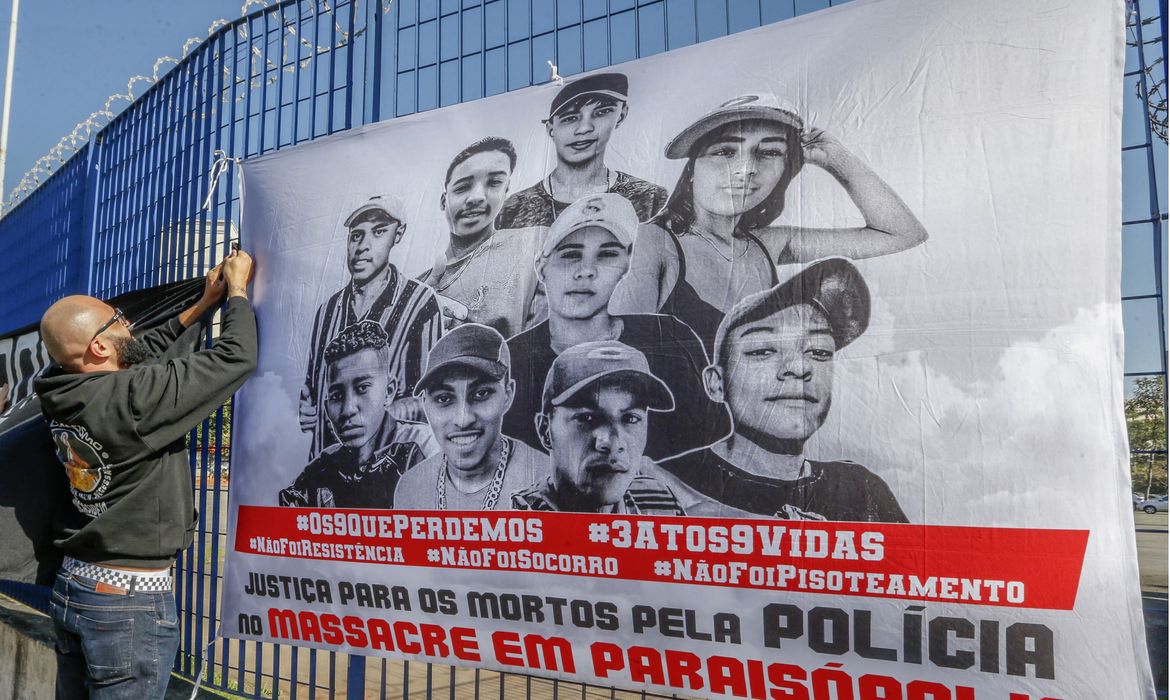São Paulo (SP) 25/07/2023 - Familiares das vítimas do caso Paraisópolis fazem ato que marca a primeira audiência do caso no Fórum Criminal da Barra Funda.
Foto: Paulo Pinto/Agência Brasil