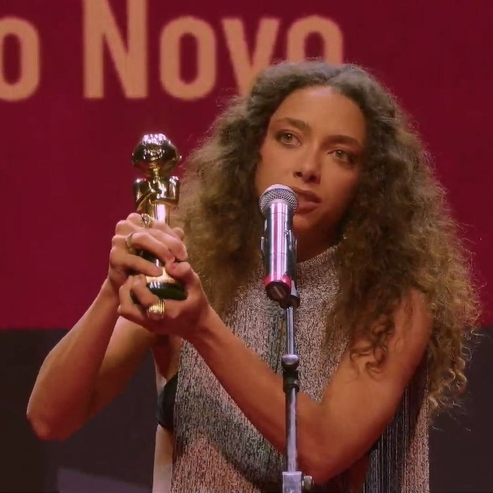Alice Carvalho vence prêmio por interpretação de Dinorah, em Cangaço Novo — Foto: Reprodução