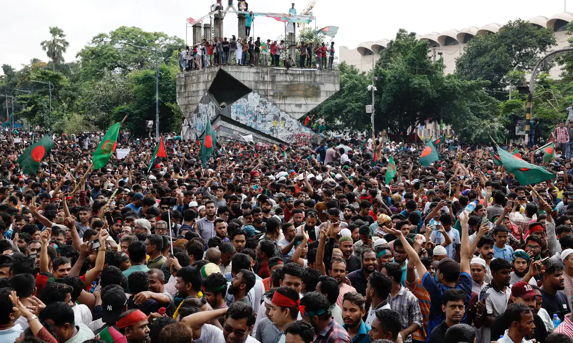 Pessoas celebram renúncia da premiê Hasina em Daca
5/8/2024   REUTERS/Mohammad Ponir Hossain