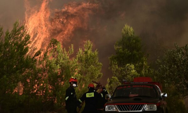 Bombeiros tentam extinguir fogo em Varnavas, perto de Atenas, na Grécia. 11 de agosto, 2024.
Michalis Karagiannis/Eurokinissi via REUTERS ATTENTION EDITORS - THIS IMAGE HAS BEEN SUPPLIED BY A THIRD PARTY. NO RESALES. NO ARCHIVES. GREECE OUT. NO EDITORIAL OR COMMERCIAL SALES IN GREECE.