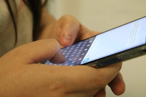 Digitando celular smartphone WhatsApp — Foto: Lucas Marreiros/g1