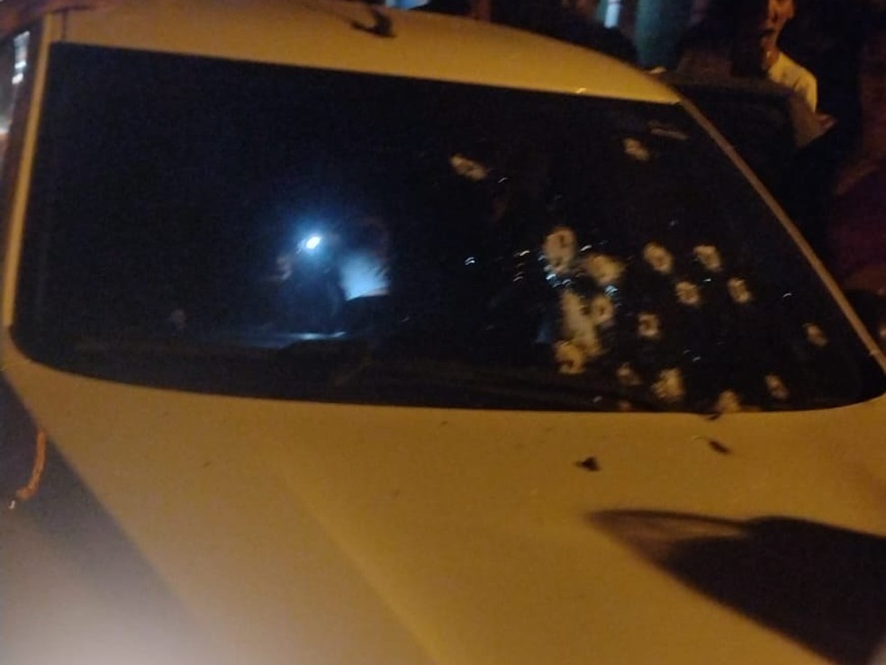 Marcas de tiro no para-brisa de carro após atentado em Natal — Foto: Redes sociais