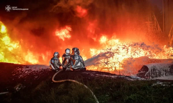 Bombeiros trabalham em instalação atingida por ataque de drone russo na região de Ternopil
20/8/2024  Divulgação via REUTERS