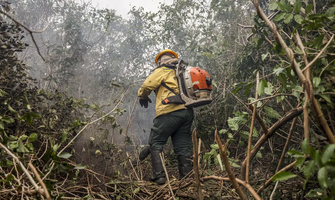Corumbá (MS), 01/07/2024 - Débora Ávila, a única mulher brigadista do Prevfogo/Ibama em Corumbá. Débora ingressou no Prevfogo após a morte do filho de 5 meses em decorrência de complicações respirátorias causadas pela fumaça dos incêndios ocorridos em 2020 no Pantanal. Foto: Marcelo Camargo/Agência Brasil