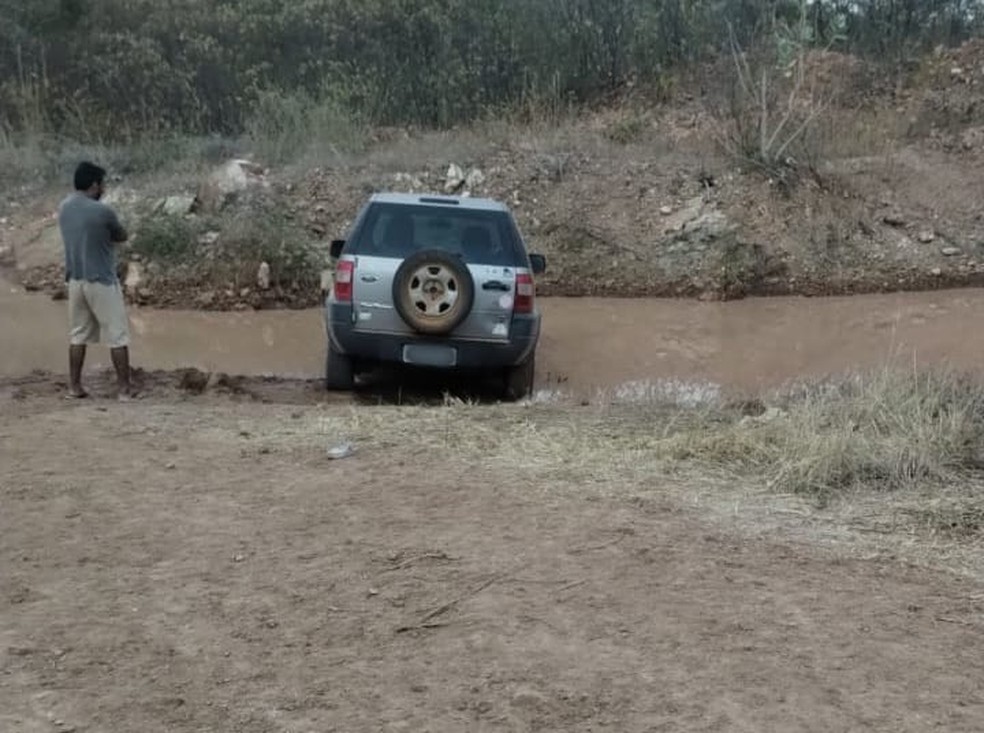 Mulher foi encontrada morta embaixo de carro, dentro de barreiro, no interior do RN — Foto: Cedida