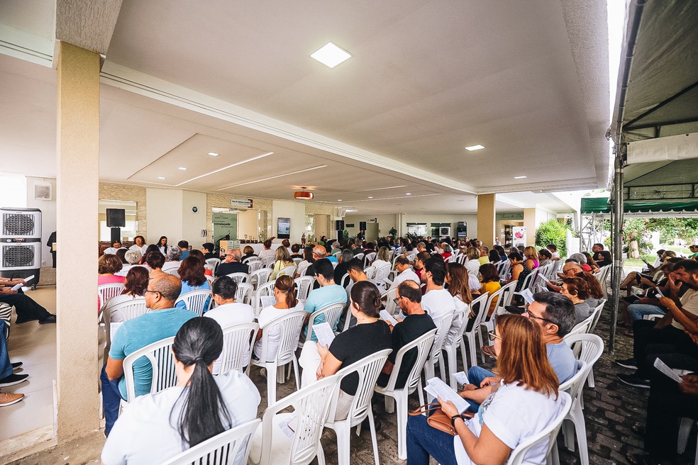 Filhos celebraram a vida dos pais que já partiram em missas em cemitérios da Grande Natal — Foto: Luana Tayze
