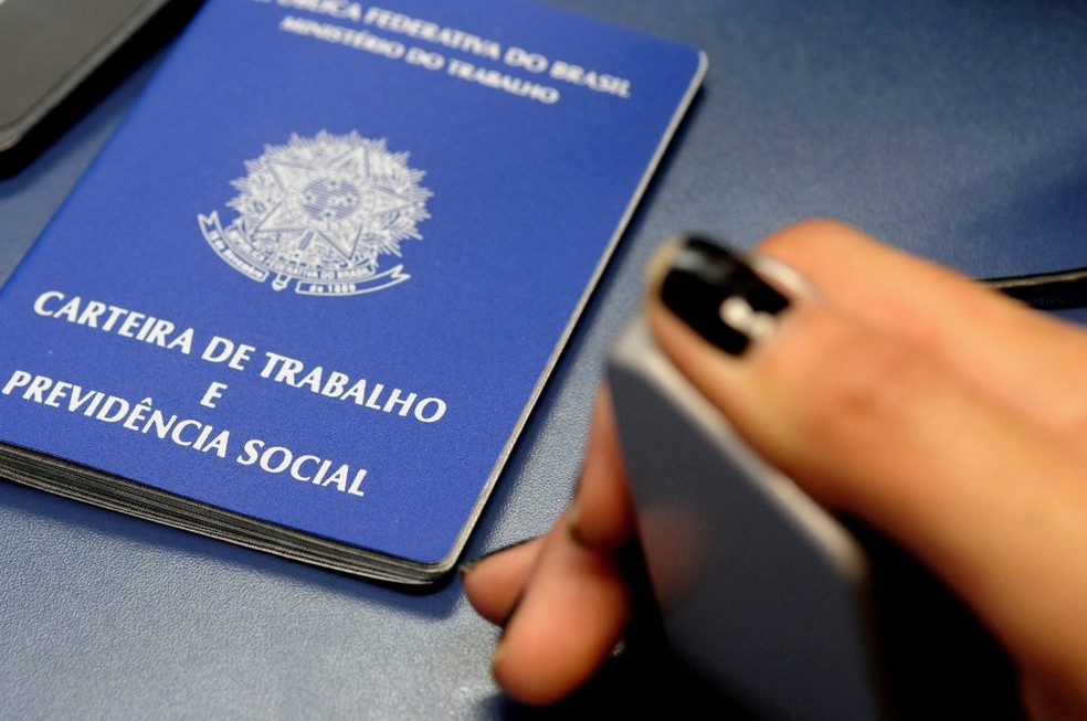 Carteira de trabalho, em imagem de arquivo — Foto: Agência Brasília