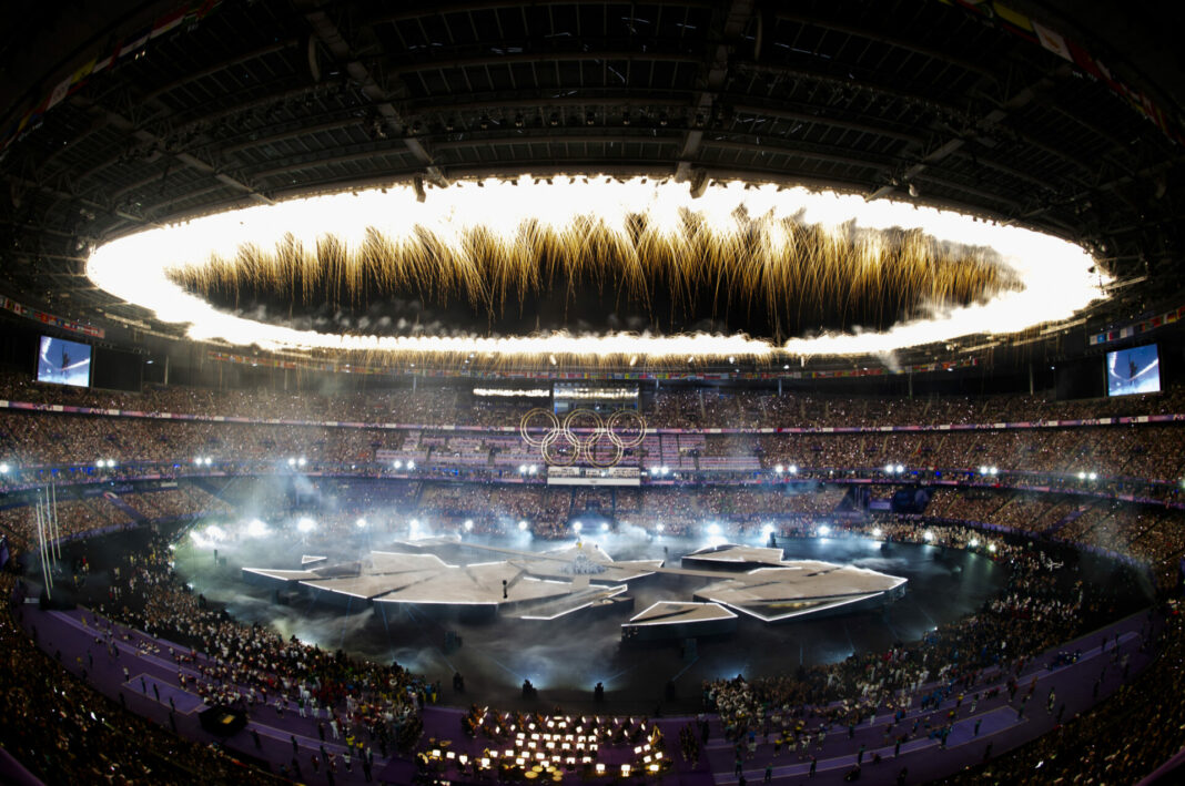 2024.08.11 - Jogos Olímpicos Paris 2024 - Cerimonia de Encerramento - Fogos explodem na Cerimonia de Encerramento dos Jogos Olimpicos Paris 2024. Foto: Alexandre Loureiro/COB.