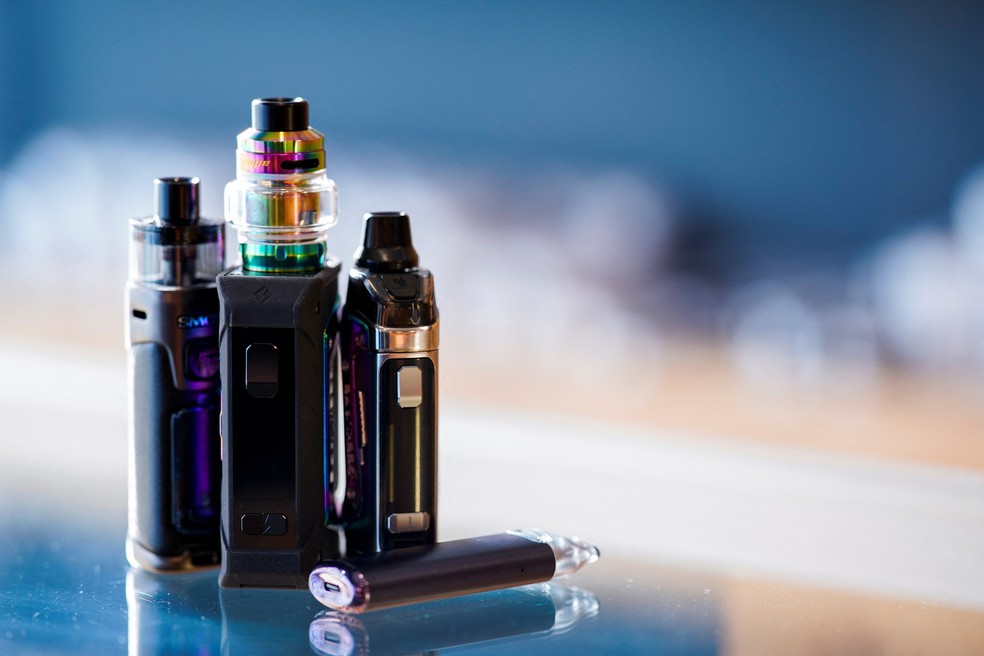 Diferentes modelos de vape são expostos em vitrine de Melbourne, na Austrália — Foto: Sandra Sanders/REUTERS