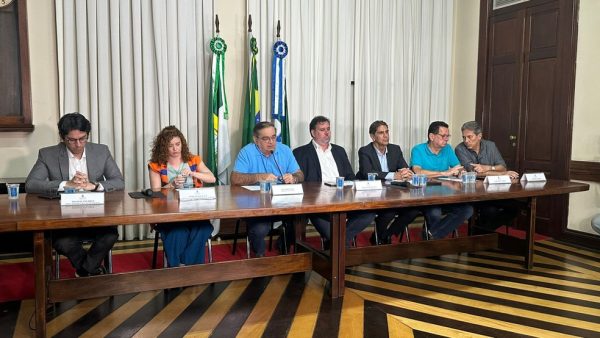 Prefeito Álvaro Dias (Republicanos) ao lado de secretários no Palácio Felipe Camarão em coletiva sobre a engorda de Ponta Negra — Foto: Kleber Teixeira/Inter TV Cabugi