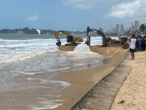 Obra de engorda na sexta-feira passada, quando foi iniciada na praia de Ponta Negra, em Natal — Foto: Pedro Trindade/Inter TV Cabugi/ARQUIVO