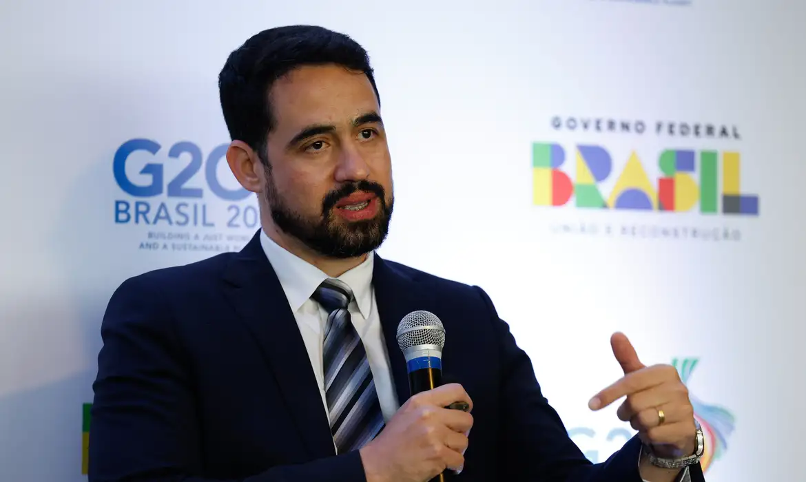 Rio de Janeiro (RJ) 10/09/2024 - O subsecretário de Financiamento ao Desenvolvimento Sustentável do Ministério da Fazenda, Ivan Oliveira,  e a chefe adjunta de Relações Internacionais do Banco Central,  Cyntia Azevedo, falam à imprensa sobre o Grupo de Trabalho de Finanças Sustentáveis do G20. Foto: Fernando Frazão/Agência Brasil