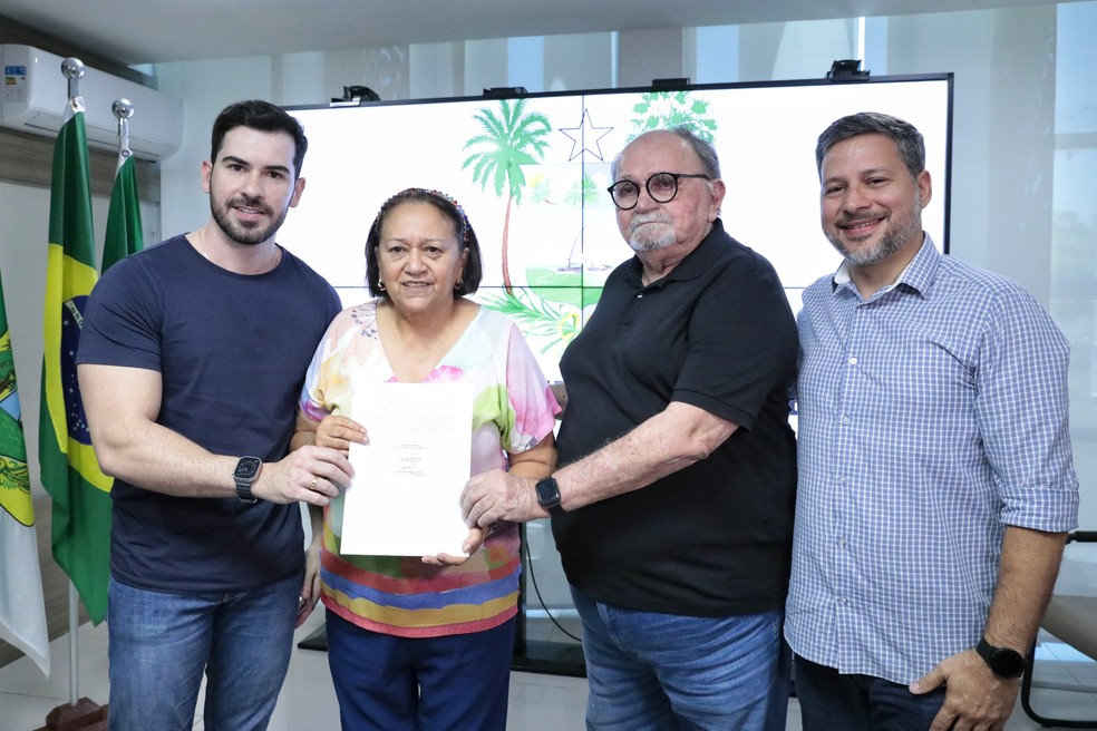 Governadora Fátima Bezerra, Mateus Gurgel, José Vanildo e Cezinha Nunes durante assinatura de declaração de interesse — Foto: Raiane Miranda