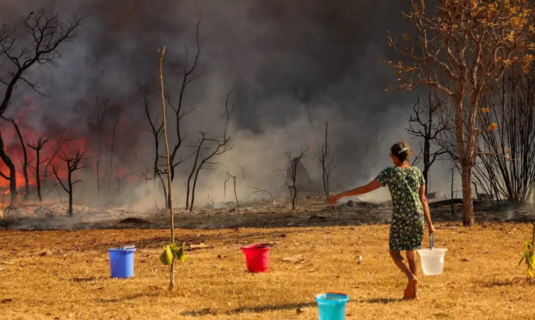 Fogo começou em área próxima a residência oficial da Presidência. Foto: Agência Brasil